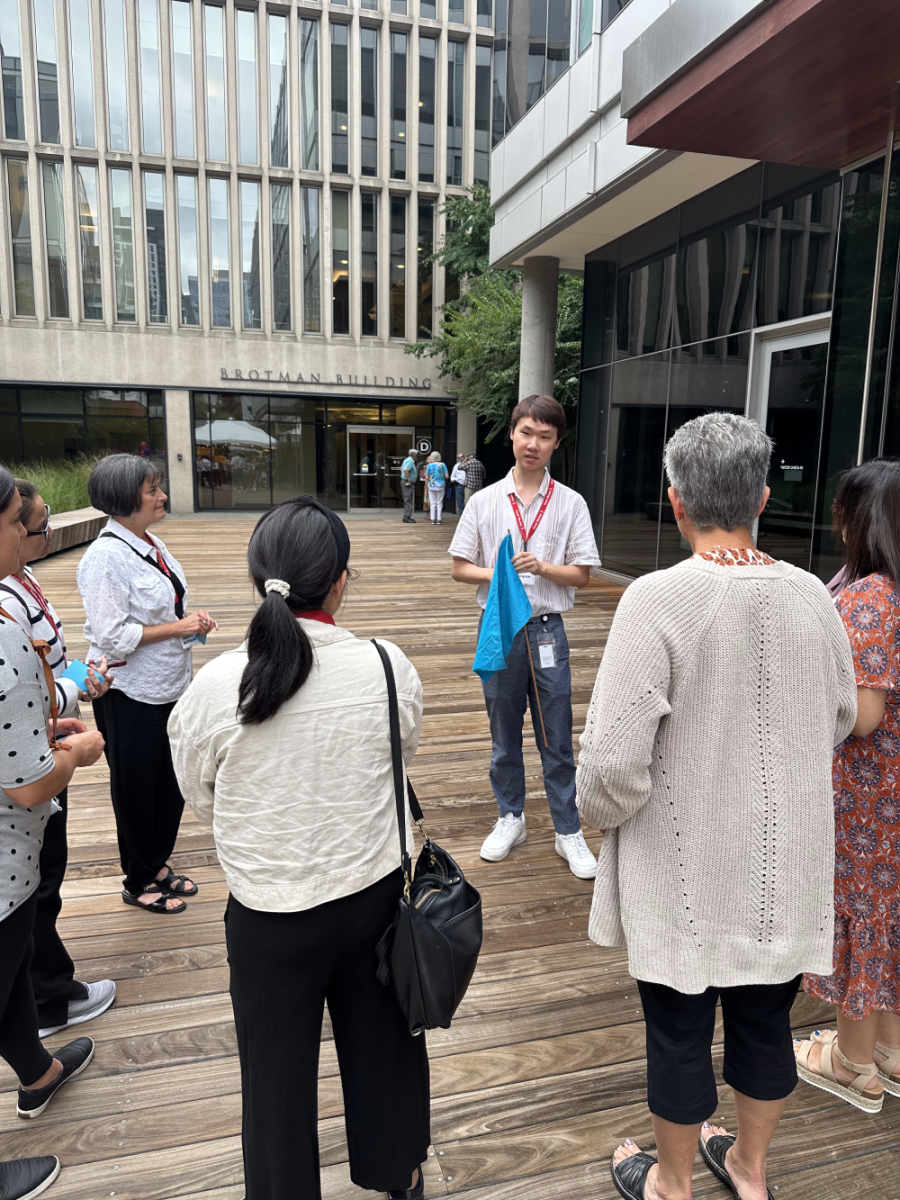 Rongxiang Lin leads lab tour